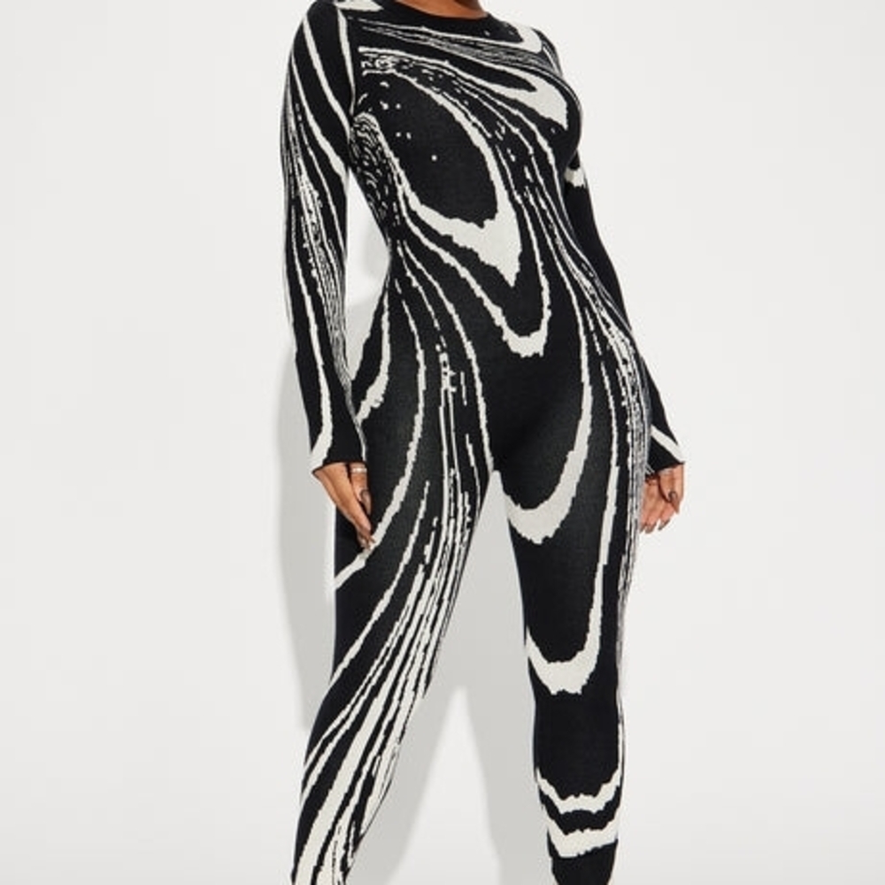 🌟 Elegant Black & White Patterned Jumpsuit – Soft Knit, Modern & Stylish Look